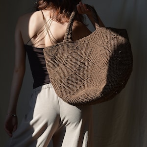 Häkeln Stroh Tragetasche für den Sommer, Braune Leichte Strand Schultertasche, Raffia Tragetasche, Handgefertigte stilvolle Tragetasche, Handwerklich gestrickte Tasche