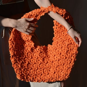 Orange Strohtasche Handtasche mit Häkelblume, Blumenmotiv Raffia Netztasche, handgemachte Boho Chic Schultertasche, stilvolle Raffia Strandtasche