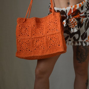 Vintage Granny Square Raffia Tote, Summer Straw Beach Bag, Crochet Mesh Boho Tote with Orange Flower Motif, Handmade Boho Raffia Bag