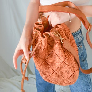 Kordelzug Raffia Eimer Tasche, Boho gewebte Tasche für Frauen, Stroh handgefertigte Crossbody Tasche, handgefertigte häkeln Raffia Eimer Tasche