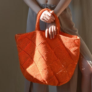 Gehäkelte Stroh Tragetasche für den Sommer, Orange leichte Strand Umhängetasche, Gehäkelte Bast Schultertasche, Handgefertigte stilvolle Tragetasche