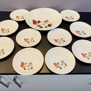 Vintage cake set, consisting of a cake plate / pastry plate and 10 pastry plates.