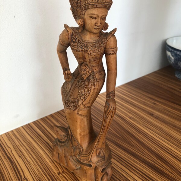 Statue en bois balinais très fine et magnifiquement sculptée.