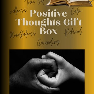 Może przedstawiać: Czarno-białe zdjęcie dwóch splecionych ze sobą dłoni. Tekst "Positive Thoughts Gift Box" jest napisany złotem na żółtym tle. Słowa "dobrostan", "uważność", "czas dla siebie", "spokojny", "zrelaksowany" i "uziemienie" są napisane wokół tekstu złotym kursywą.