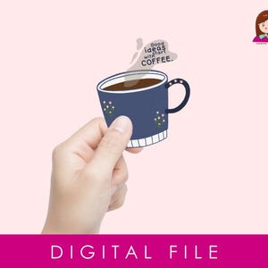 以下が含まれることがあります： 白い縁取りと花柄の青いコーヒーカップを手に持っている。カップから蒸気が立ち上り、"Good ideas start with COFFEE."という文字が書かれている。