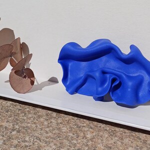 Handgefertigte Brosche oder Anstecknadel aus Ton für besondere Anlässe. Einzigartig, ausdrucksstark und modern. Ein Geschenk für Ihre Liebsten.