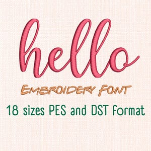 Op de afbeelding: Een geborduurd ontwerp met het woord "hello" in roze cursief schrift. Daaronder staat de tekst "EMBROIDERY FONT" in goud, met de tekst "18 sizes PES and DST format" in groen. Op een getextureerde, lichtbeige achtergrond.