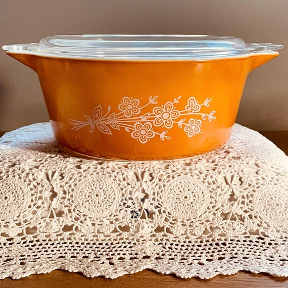 Vintage Pyrex Butterfly Gold Casserole: 2.5 Qt Retro Kitchenware