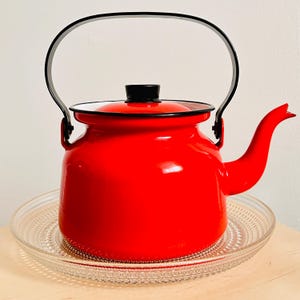 Bouilloire vintage Finel en émail rouge – Kaj Franck Design, décoration scandinave du milieu du siècle
