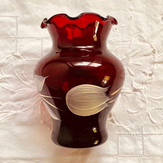 Royal Ruby Vase: Vintage Anchor Hocking Crimped Glass with Hand-Painted Flowers