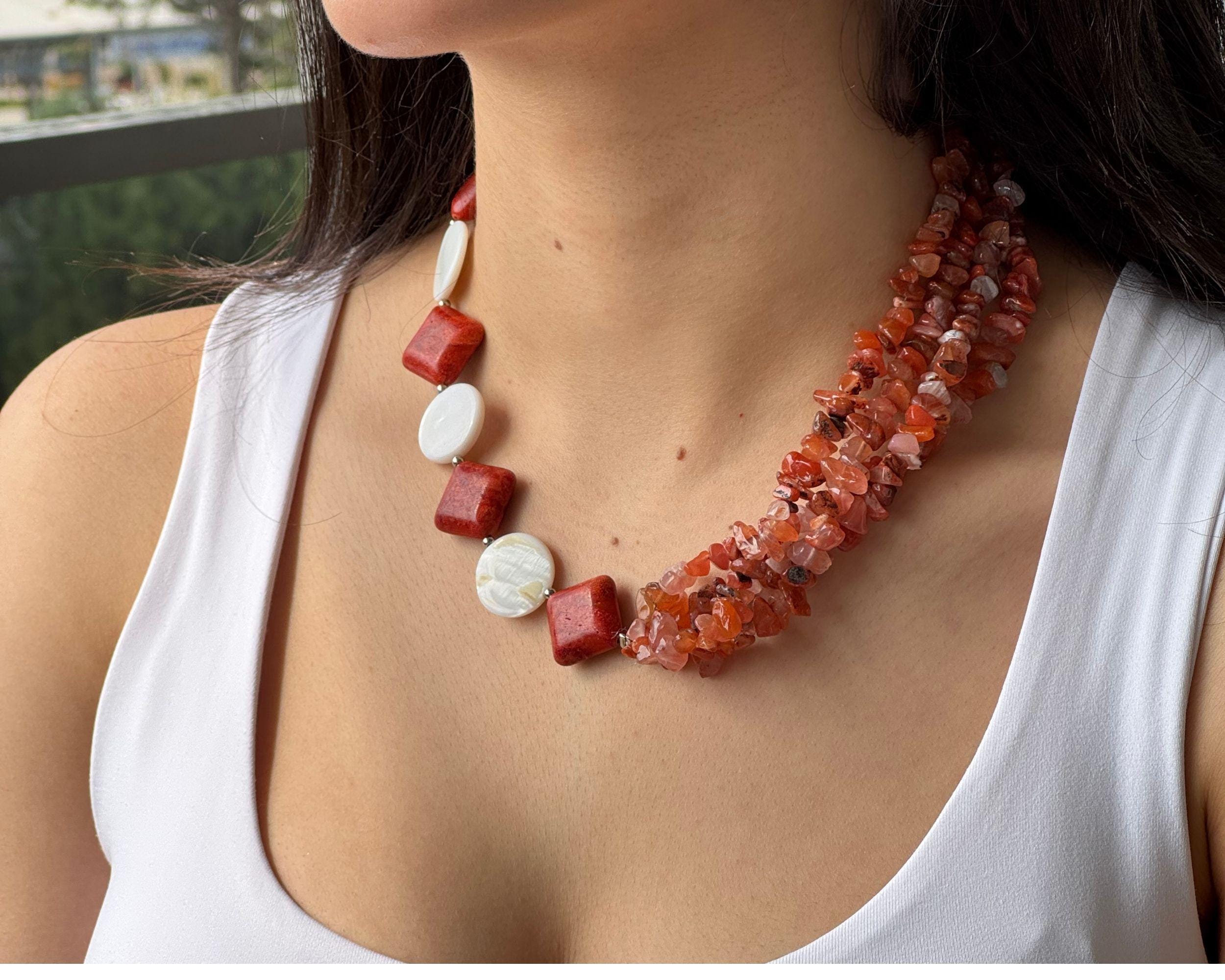 Collier ras-du-cou de corail rouge/rose, avec décorations. - Catawiki