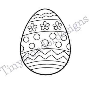 Può includere: Disegno a tratto nero e bianco di un uovo di Pasqua con vari motivi decorativi. L'uovo presenta disegni floreali, a pois e a zig-zag, con linee orizzontali nella parte inferiore. Il testo "Tinywonderdesigns" è in basso.