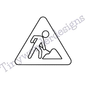 Könnte beinhalten: Schwarz-weißes Baustellenschild mit einem Arbeiter mit einer Schaufel. Das Schild ist eine schwarze Umrandung eines Dreiecks mit einem Arbeiter und einem Erdhaufen. Der Text "Tinywonderdesigns" steht unter dem Schild.