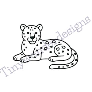 Puede incluir: Ilustración en blanco y negro de un leopardo tumbado. El leopardo tiene manchas negras y está en una pose relajada. El texto "Tinywonderdesigns" está en la parte inferior de la imagen.