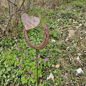 Edelrost Hufeisen mit Herz, Glücksbringer, Geschenk für Pferdefans, Hufschmied, Gartendeko, Pflanzenstecker, Gartenstecker, Rostdeko,Rost
