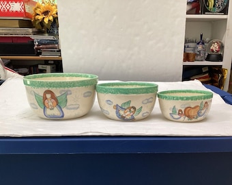 Juego de 3 cuencos apilables Vintage Vital Unit con diseño de ángeles y nubes.