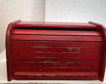 Panera vintage de madera con tapa enrollable roja envejecida