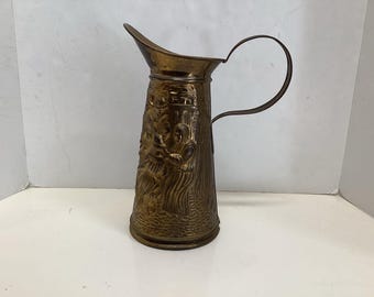 Jarra vintage de latón repujado de 10 pulgadas, fabricada en Inglaterra, martillada y que representa a personas.