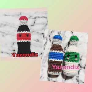Può includere: Ornamenti a forma di bottiglia all'uncinetto in nero, rosso e bianco, con un design a faccina sorridente. L'immagine include altri due ornamenti a bottiglia in marrone, blu, verde e bianco. Il testo "Yazendiz" è visibile sull'immagine.