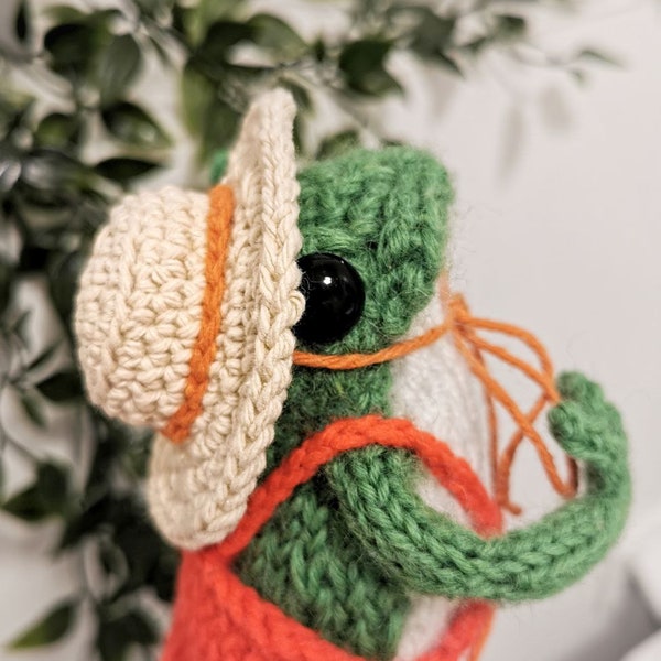 Chapeau de paille au crochet pour grenouille tricotée