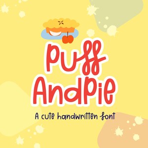Könnte beinhalten: Eine niedliche handgeschriebene Schriftart namens "Puff And Pie" mit gelbem Hintergrund und einem Cartoon-Kuchen mit roten Äpfeln darauf.