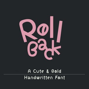 Op de afbeelding: Roze handgeschreven lettertype met het woord "Rollback" in een schattige en gedurfde stijl. Een schattig en gedurfd handgeschreven lettertype.
