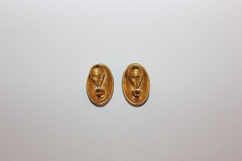Boucles d'oreilles clip ovales vintage Monet dorées et noires image 2