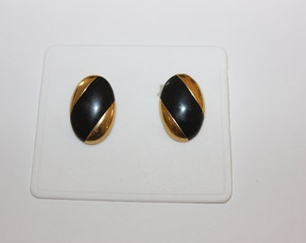 vintage Monet tono dorado y clip ovalado negro en pendientes