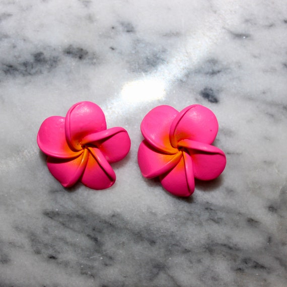 vintage plastic pink and orange plumeria earrings - image 1