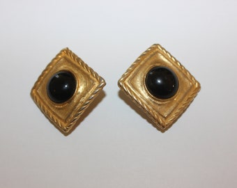 clip vintage en tono negro y dorado en pendientes