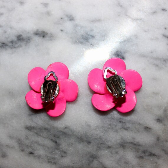 vintage plastic pink and orange plumeria earrings - image 2