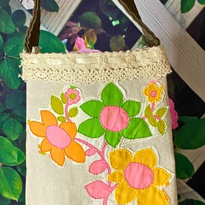 Bolso bandolera vintage, bordado a mano, con flores y encaje, bolso reciclado.