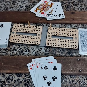 Planche de voyage personnalisée pour cribbage.  Personnalisez ce jeu de voyage pour un cadeau unique pour vanlife ou pour les amateurs de jeux de cartes de camping pour leur sac ceinture.
