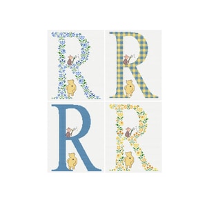 Puede incluir: Cuatro diseños de punto de cruz de la letra "R" sobre un fondo blanco. Cada "R" presenta un diseño diferente: floral, a cuadros, azul liso y floral. Cada diseño incluye un oso y un ratón de dibujos animados.