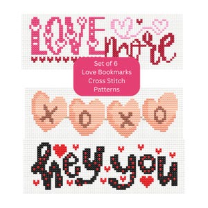 Puede incluir: Un conjunto de seis patrones de punto de cruz para marcapáginas con temática de amor. Los diseños incluyen la palabra "LOVE" en rosa, corazones "XOXO" y la frase "hey you" en negro y rojo. Los patrones se muestran sobre un fondo blanco.