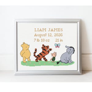 Può includere: Un punto croce incorniciato con i personaggi di Winnie the Pooh. L'opera d'arte include un orso giallo, una tigre, un maiale e un elefante. Il testo include il nome "Liam James", la data di nascita, il peso (3,46 kg) e l'altezza (53,34 cm).