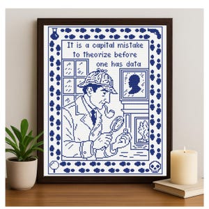 Puede incluir: Una obra de arte en punto de cruz enmarcada que presenta una ilustración azul y blanca de un detective con una lupa. El texto dice: "Es un error capital teorizar antes de tener datos."