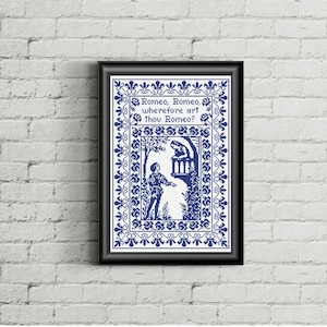 Könnte beinhalten: Ein gerahmtes Kreuzstich-Kunstwerk, das eine Szene aus Romeo und Julia darstellt. Das Design zeigt einen Mann, der eine Frau auf einem Balkon anschaut, mit dem Text "Romeo, Romeo, Wherefore art thou Romeo?" in einem dekorativen Rahmen. Das Kunstwerk ist in Blau- und Weißtönen gehalten.