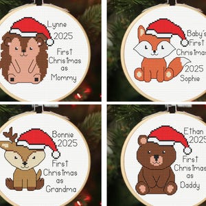Puede incluir: Cuatro adornos navideños con diseños de animales bordados. Cada adorno presenta un animal diferente: un erizo, un zorro, un ciervo y un oso, todos con gorros de Papá Noel. El texto incluye nombres, el año 2025 y frases como "Primera Navidad como mamá."