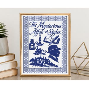 Pode incluir: Uma bordado em ponto cruz emoldurado com o título "The Mysterious Affair at Styles" em azul. O design inclui uma garrafa de veneno, uma vela, um livro, uma caneta, a silhueta de um homem e uma casa. A moldura é dourada.