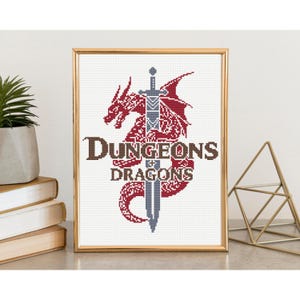 Puede incluir: Una taza de cerámica blanca con un asa negra y el texto "But First, Coffee" en negro, con una fuente de estilo manuscrito. La taza está sobre una superficie blanca.