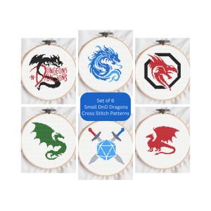 Puede incluir: Un conjunto de seis patrones de punto de cruz con diseños de dragones en varios colores, incluyendo negro, azul, verde y rojo. Cada diseño se muestra en un aro de bordado de madera. También se ve el texto "Set of 6 Small DnD Dragons Cross Stitch Patterns".