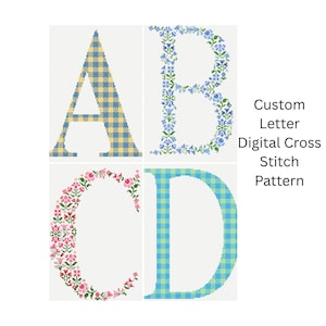 Puede incluir: Cuatro letras de punto de cruz: A, B, C y D. La letra A es a cuadros amarillos y azules. La letra B es floral azul. La letra C es floral rosa. La letra D es a cuadros azules y verdes. El texto dice: Patrón de punto de cruz digital de letras personalizadas.