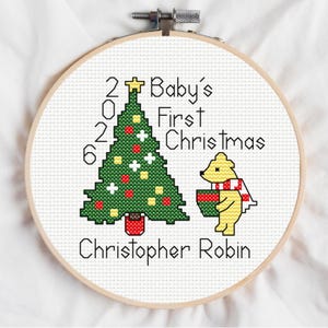 Patrón de punto de cruz para adorno navideño clásico de Winnie the Pooh para bebés: personalizable (descarga digital)