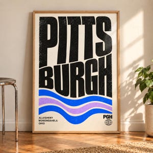 Peut inclure: Une affiche murale rectangulaire dans un cadre en bois présentant le mot PITTSBURGH en grandes lettres capitales noires usées. Sous le texte se trouvent trois lignes horizontales ondulées bleues et violettes, avec le texte ALLEGHENY MONONGAHELA OHIO et PGH avec une icône de globe.