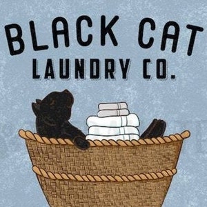 Puede incluir: Una ilustración de estilo vintage de un gato negro sentado en una cesta de lavandería de mimbre con toallas dobladas. El texto dice "Black Cat Laundry Co. 25¢ Per Load Wash, Dry and Fold."