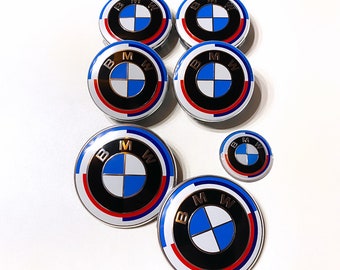 Confezione 7 Loghi Bmw 50° anniversario Cofano Baule Centri mozzo ruota Stemma Blu Rosso 50° 50° 50° 50° Anni 50° Stemma Serie 1 2 3 4 5 6 X..