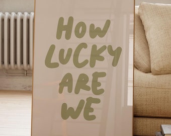 Impresión "Qué suerte tenemos", arte mural tipográfico verde salvia, palabras motivacionales en colores neutros, póster moderno y preppy en colores cálidos, cita inspiradora