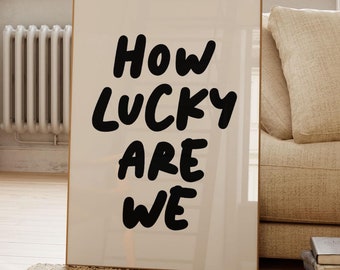 Impresión "Qué suerte tenemos", tipografía en negrita negra, arte con cita inspiradora, impresión motivacional de buenas vibraciones, póster de texto retro, decoración de dopamina