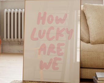 Impresión "Qué suerte tenemos", tipografía rosa bebé en negrita, decoración de pared rosa suave, decoración de cubículos, arte mural femenino con palabras motivacionales, citas inspiradoras